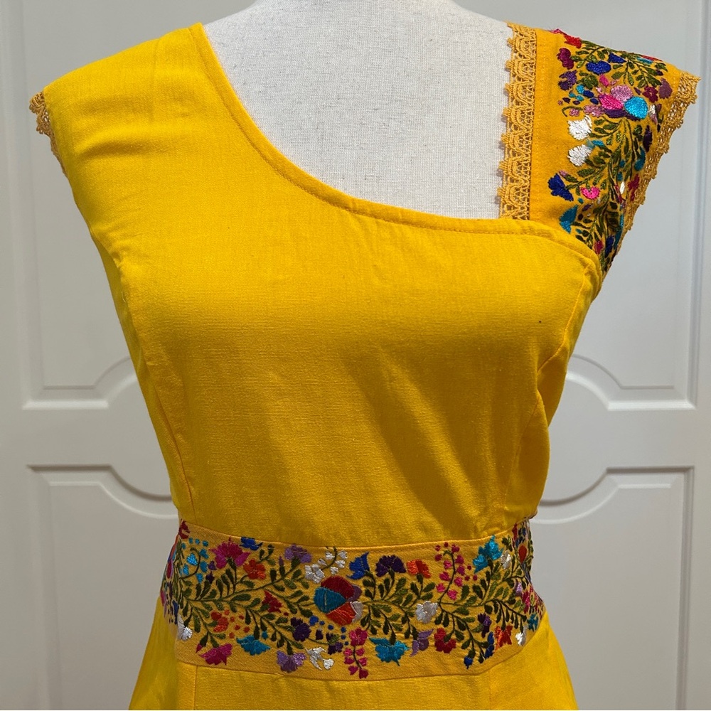 Mexican embroidered dress, hand Embroidered with Cotton threads. - Picture 3 of 8